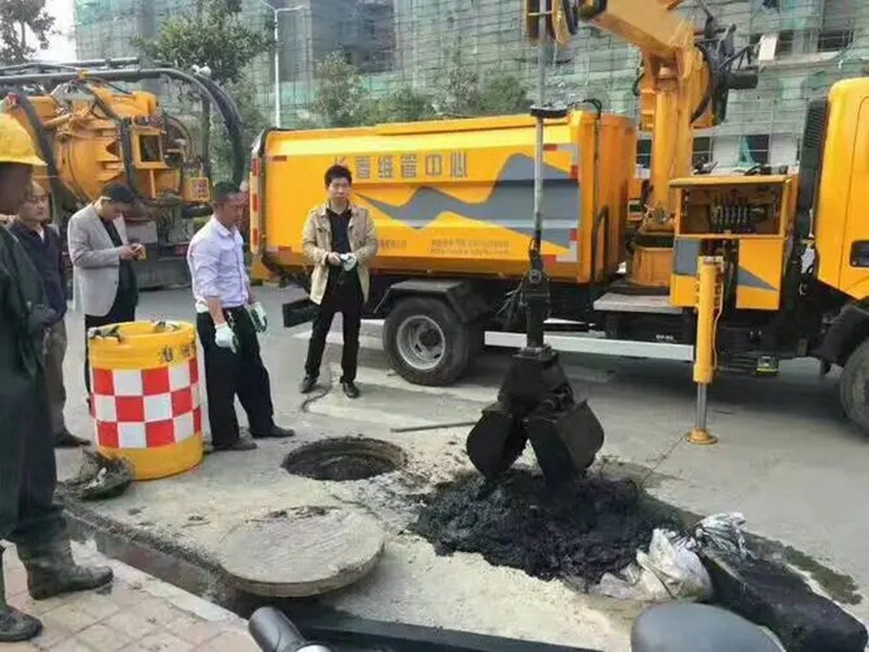 老边街道：网格员化身“清道夫”，为民解忧疏通“堵心”化粪池