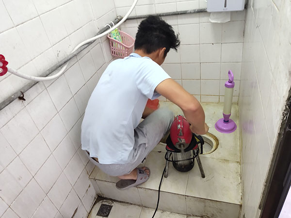 老边肥皂掉到马桶里把马桶堵住了怎么办？马桶堵住了怎么办