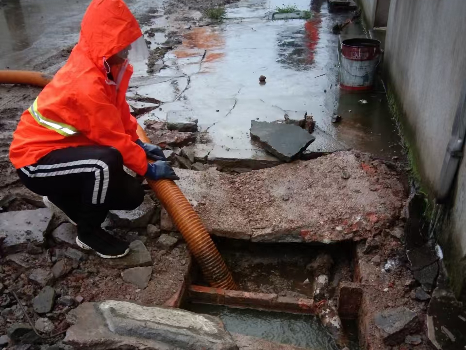 老边专业清理污水池 炜誉市政以规范流程守护城市 “肠道”